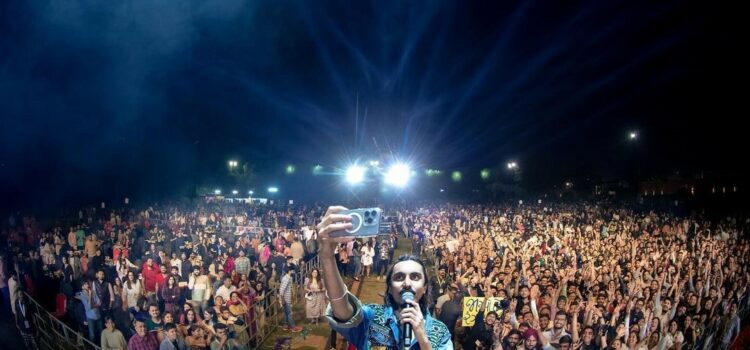 Fever 95 Unleashes a Sonic Storm: Aditya Gadhvi Live at Savana Party Lawns!