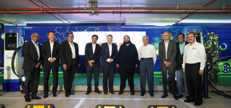 Anant Ambani and Murray Auchincloss inaugurate Jio-bp’s 500th EV-charging station at Jio World Centre (JWC), BKC, Mumbai, marking the installation of 5,000 Jio-bp charging points in India 