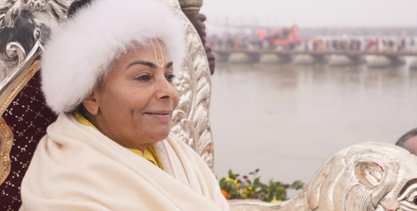 Jagadguru Sai Maa Lakshmi Devi Takes Shahi Snan/Amrit Snan at Prayagraj Maha Kumbh with Foreign Disciples