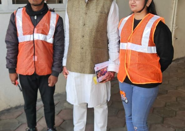 Female Technician Installs Smart Meter at MLA’s House, Urges Parents to Change Their Perspective on Daughters